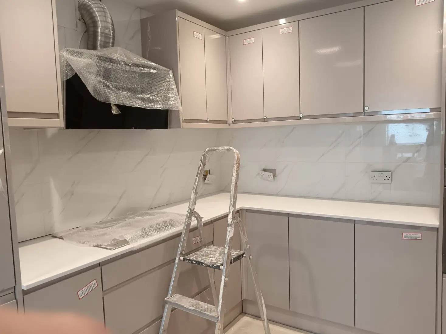 After: Kitchen splashback, marble-effect porcelain
