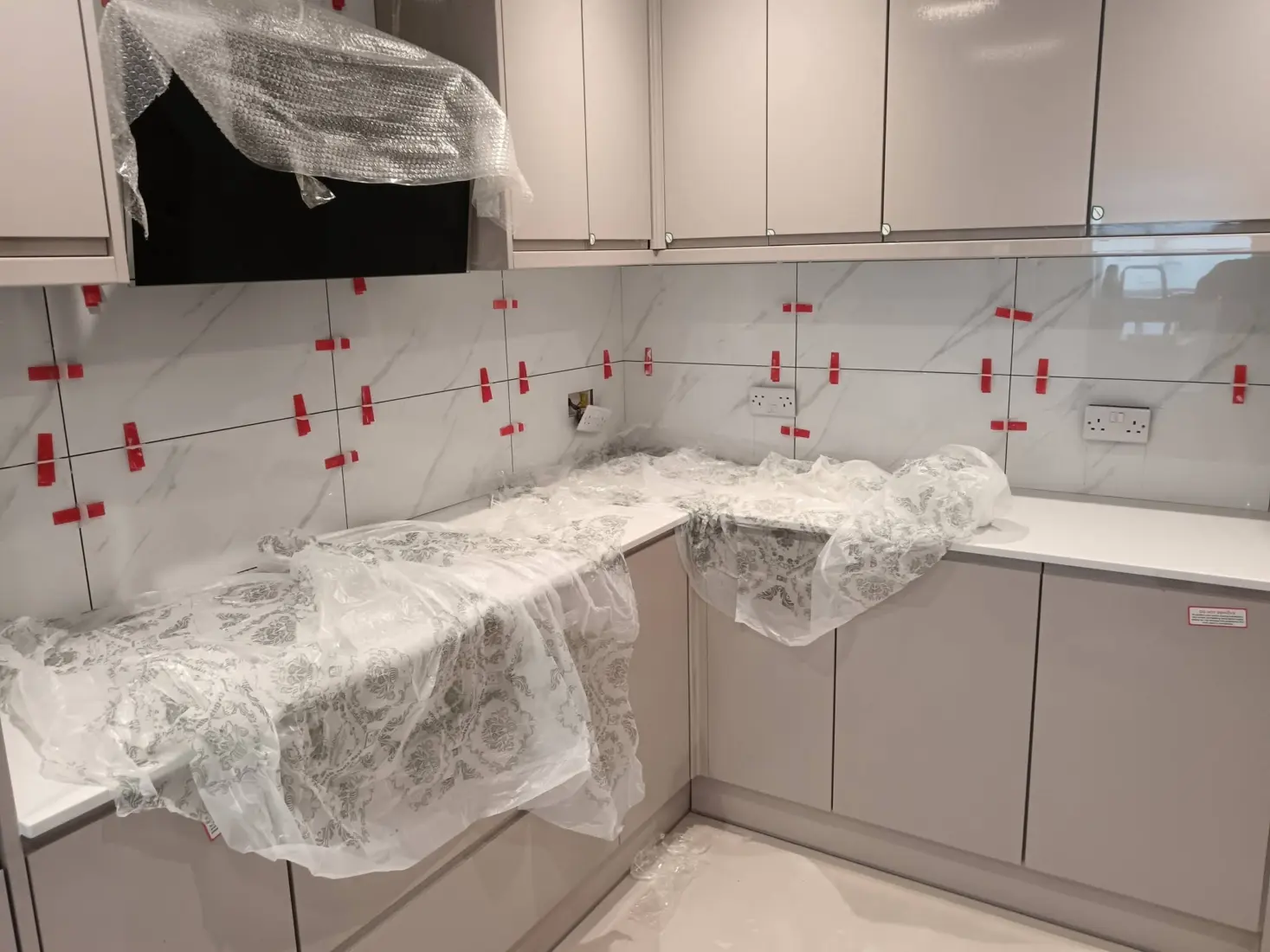 Before: Kitchen splashback, marble-effect porcelain
