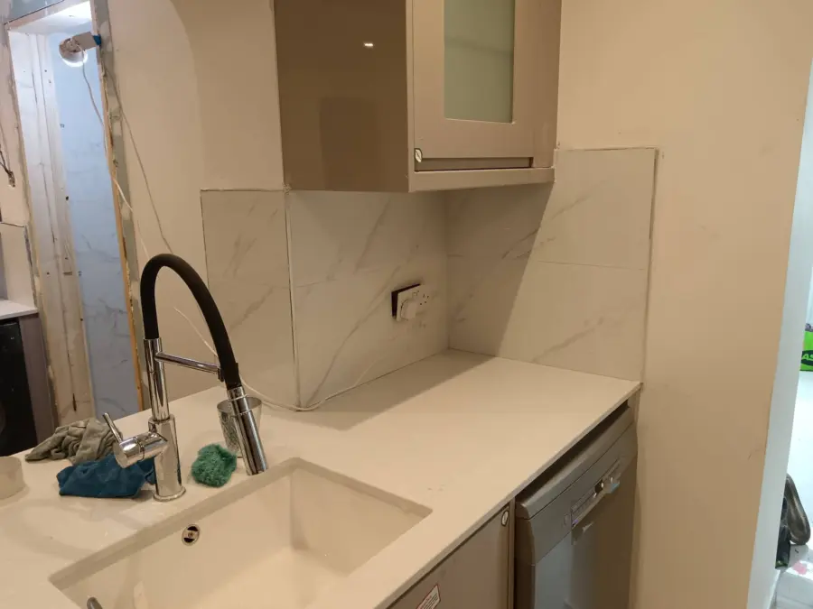 Marble-effect kitchen splashback