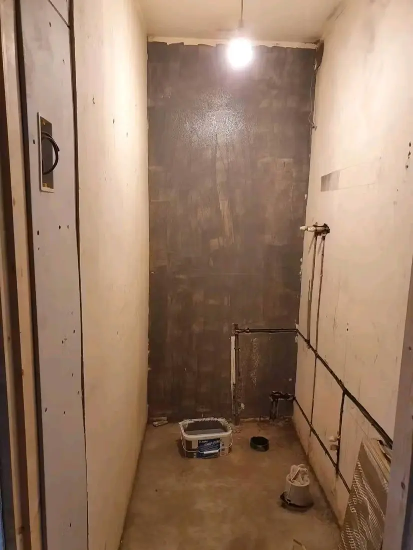 Before: Walk-in shower, marble-effect porcelain