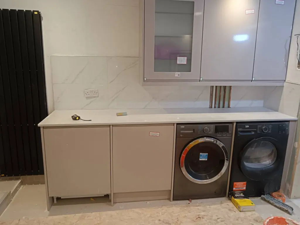Utility room with marble-effect splashback